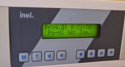 Wyświetlacz programatora Inel z ustawieniami zamknięcia rolet.