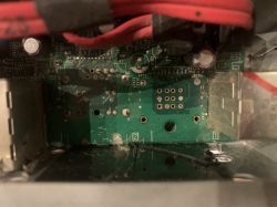 Widok wnętrza konsoli X360 bez portów USB i Ethernet na płycie głównej.