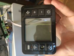 Martwy panel sterujący grzejnika Lehmann Home z nieaktywnym wyświetlaczem LCD