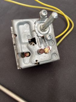 Termostat w bojlerze Stiebel Eltron S300W: regulacja śrubkami, rola czujników i wymiana termostatu