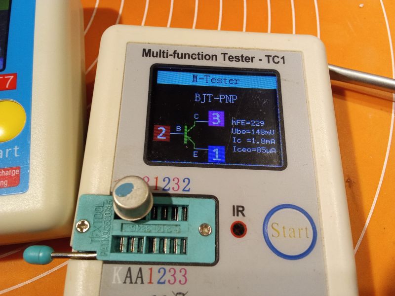 Dwa testery wielofunkcyjne TC 1 i TC 7; wyświetlacz TC 1 z wynikami testu BJT-PNP.
