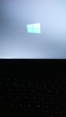 Laptop na zasilaniu z baterii często zawiesza się podczas uruchamiania