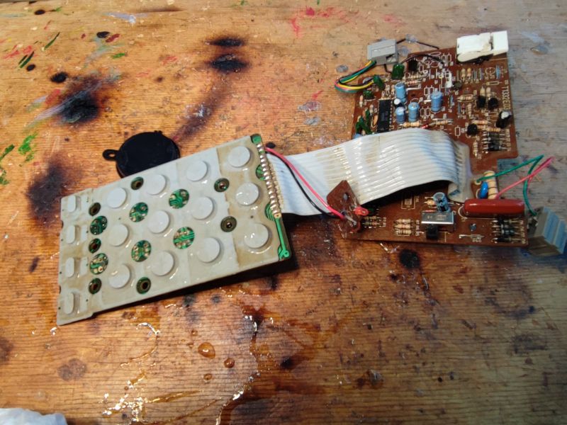 Wnętrze telefonu stacjonarnego Proton T1332 po zalaniu