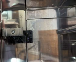 Zbliżenie na metalową powierzchnię z mocowaniem śrubowym.