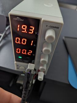 Laboratoryjny zasilacz z ustawieniem 19,3 V oraz improwizowany kabel USB-C.