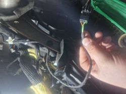 Wtyczka elektryczna pod kokpitem Zafiry B trzymana w dłoni