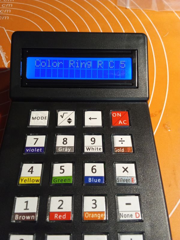 Kalkulator z wielokolorowymi przyciskami na tle z wyświetlaczem.