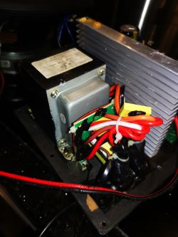 Wnętrze subwoofera Monacor Sound - 100sub z widocznym transformatorem, radiatorami i przewodami.