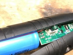 Wnętrze bezprzewodowej lutownicy Parkside PLKA 4 B3 z widoczną płytką elektroniczną i akumulatorem.