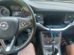 Wnętrze samochodu Opel z widoczną kierownicą i deską rozdzielczą bez radia.