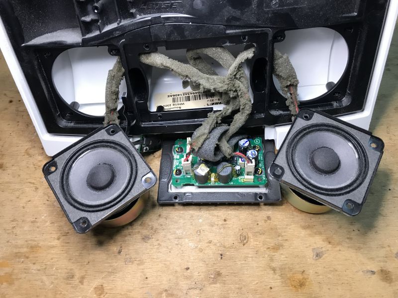 Wnętrze Sounddocka z widocznymi głośnikami i elektroniką