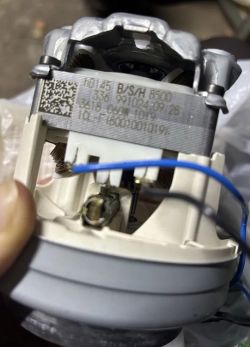 Silnik elektryczny z oznaczeniem Bosch B/S/H 8500 z niebieskim przewodem