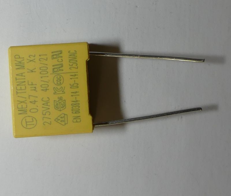 Żółty kondensator MKP 0,47 µF 275VAC z wyprowadzeniami drutowymi
