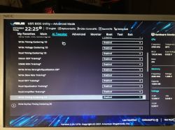 Zrzut ekranu interfejsu ASUS UEFI BIOS Utility w trybie zaawansowanym.