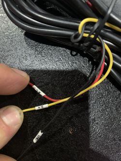 Podłączenie trzech kabli do kamery cofania w lusterku - Instrukcje i wskazówki