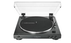 Gramofon Audio-Technica z podniesioną pokrywą ochronną.