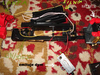 Kolejka elektryczna z pozrywanymi kablami - jak je podłączyć