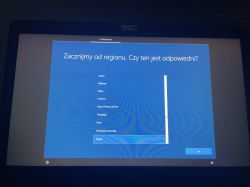 Ekran instalacji systemu Windows z wyborem regionu, na którym zaznaczona jest opcja Polska.