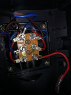 Jak podłączyć silnik Geko 2,2kW 2800obr z cewkami rozruchu i pracy?