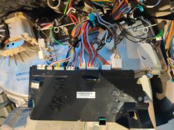 Moduł elektroniczny z podłączonymi kablami wewnątrz urządzenia.