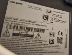 Tabliczka informacyjna telewizora Samsung UE43TU7002K.