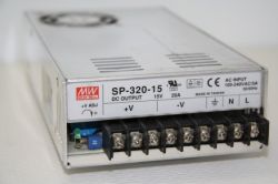 Zasilacz SP-320-15 firmy Mean Well z widocznymi złączami wyjściowymi i wejściowymi