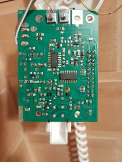 Płytka drukowana unifonu z widocznymi elementami elektronicznymi.