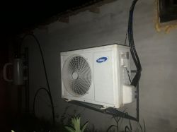 Zewnętrzna jednostka klimatyzatora Split zamontowana na ścianie budynku.