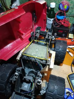 Auto RC nie reaguje na pilota - ogniwa 18650 zamiast baterii 9,6V