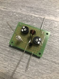 Płytka elektroniczna z potencjometrami i cewkami.