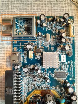 Zbliżenie na głowicę tunera DVB-T z układem MxL5007T na niebieskiej płytce PCB