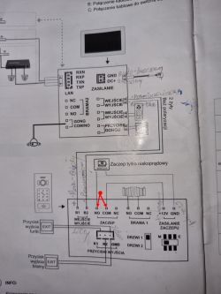 Schemat podłączenia elektrozaczepu do zacisków NO i COM kasety wideodomofonu