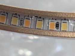 Zbliżenie na taśmę LED z diodami białymi i żółtymi 192D o szerokości około 4 mm