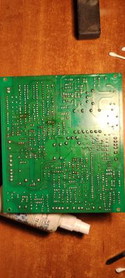 Zielona płytka PCB z gęsto rozmieszczonymi punktami lutowniczymi i ścieżkami