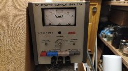 Zasilacz MERATRONIK P-315S 150V 0,2A z analogowym miernikiem V/mA na panelu czołowym