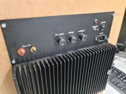 Panel kontrolny subwoofera DIY z czarnym radiatorem.