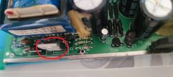 Zbliżenie na płytkę drukowaną z zaznaczonym elementem elektronicznym.