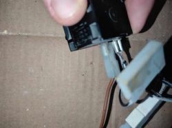 Zbliżenie na złącza kabli odkurzacza Karcher WD 3 z przewodami w kolorach niebieskim i brązowym.