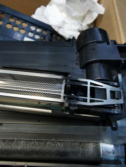 Konica 282: Błąd C2557, drukowanie czarnych stron mimo wymiany części, utwardzony toner