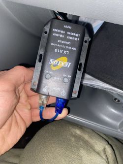 Jak prawidłowo podłączyć subwoofer Dibeisi z wzmacniaczem Pioneer w Ford Fusion 2005?