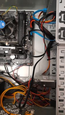 Jak uporządkować kable w starszej obudowie bez otworów na przewody?