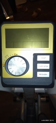 Panel sterujący orbitreka Thorn E860P z przyciskami i pokrętłem.