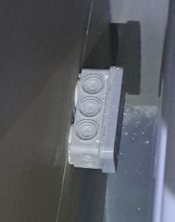 Puszka elektryczna zamontowana na ścianie blisko wanny