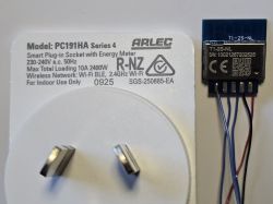 Label of ARLEC PC191HA smart plug and small T1-2S-NL module with wires