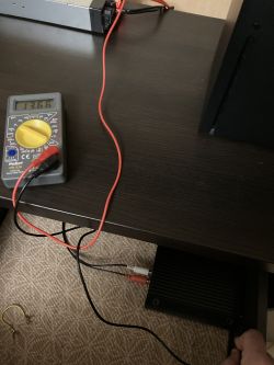 Napięcie na obudowie wzmacniacza Kenwood KAC-720: czy można go bezpiecznie używać?