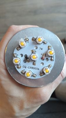 Runda płytka LED CQ-LV8003A z 9 diodami, oznaczenie 7W, widoczne nadpalenie na środku