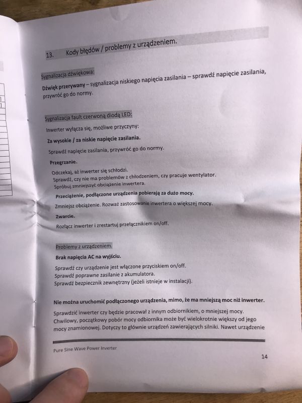 Strona instrukcji inwertera z sekcją o kodach błędów i problemach z urządzeniem.