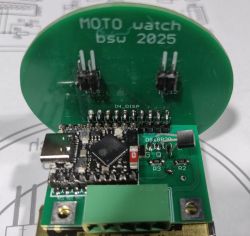 Prototyp płytki PCB z napisem „MOTO watch bsw 2025” i modułem mikrokontrolera