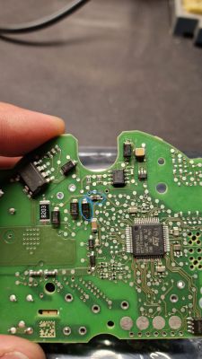 Płytka PCB z zaznaczonymi elementami: diodą US1J i rezystorem 100 Ω.