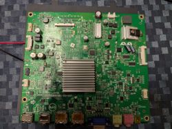 Płyta główna z elementami elektronicznymi na zielonym tle
